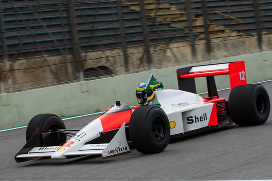 Bruno Senna pilota McLaren de Ayrton e leva público de Interlagos ao delírio