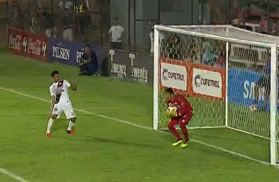 No Paraguai, jogador quase faz gol contra 'no susto'