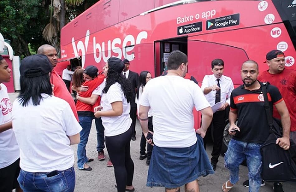 Estrada afora e ingressos no cofre: ônibus rumo a Lima partem do Rio