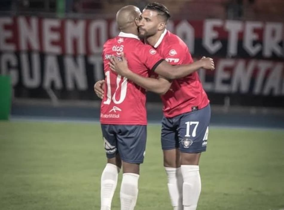 Atacantes brasileiros relatam vida em meio a caos social na Bolívia