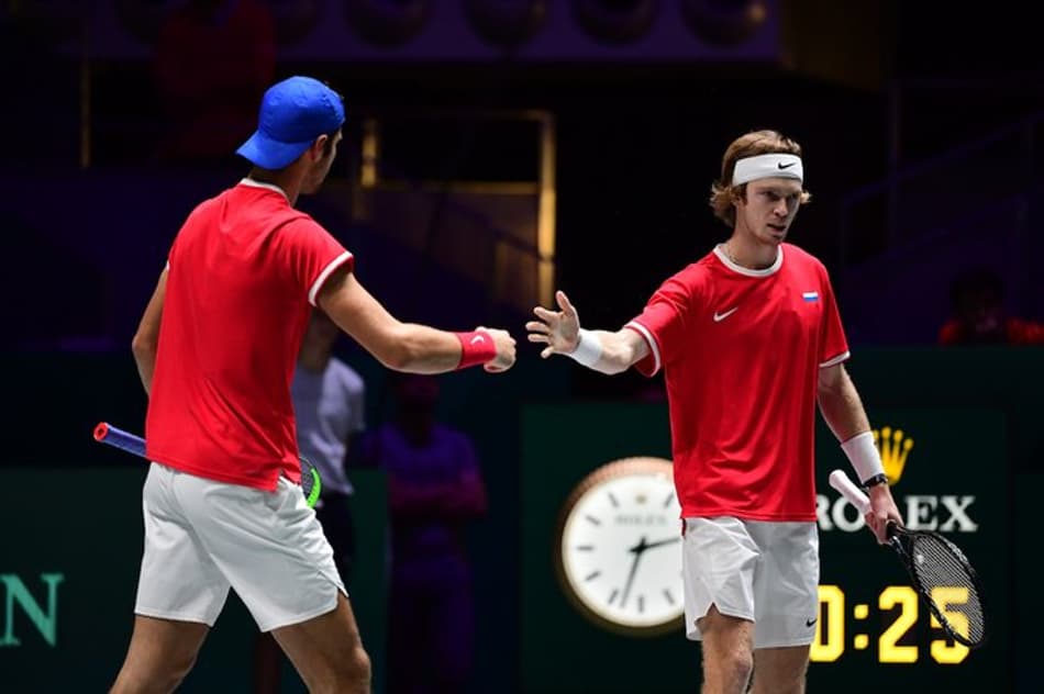 Russos salvam três match-points e eliminam Sérvia na Copa Davis