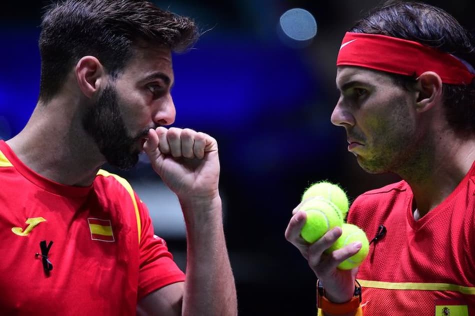Marcel Granolles e Rafael nadal combinam jogada em partida da Copa Davis