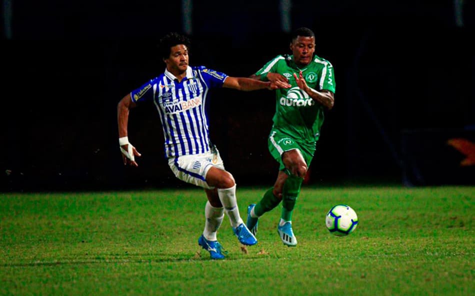 Chapecoense vence o Avaí e continua com chances de escapar do rebaixamento