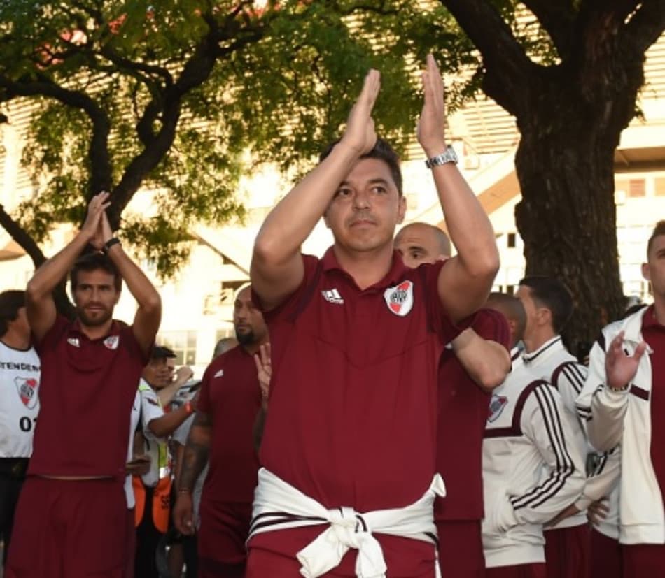 Elenco do River Plate é recebido com festa após a derrota na Libertadores