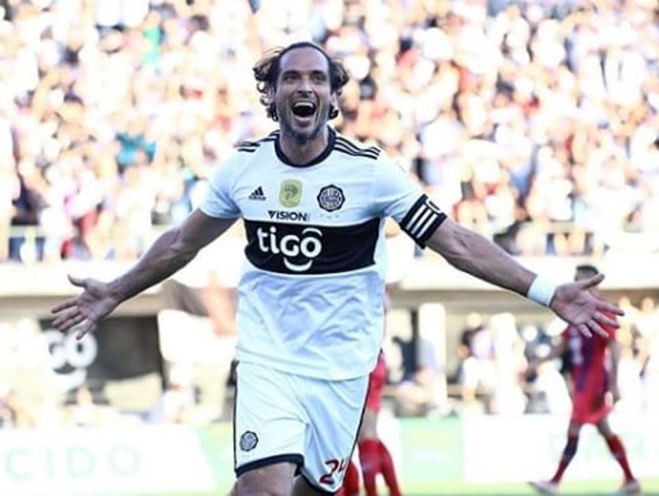 Roque Santa Cruz fala em trazer Pizarro para o futebol paraguaio