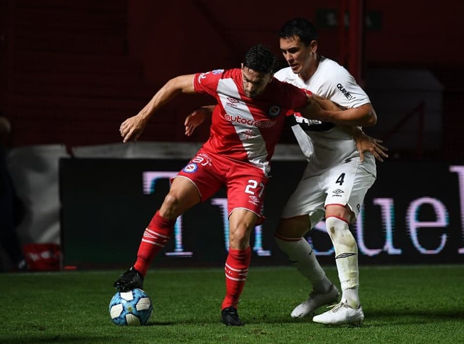 Argentinos Juniors vence e "cola" no Boca em liderança da Superliga