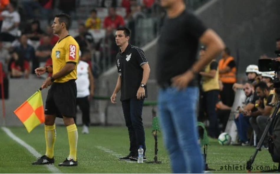 Eduardo Barros comemora invencibilidade no comando do Athletico