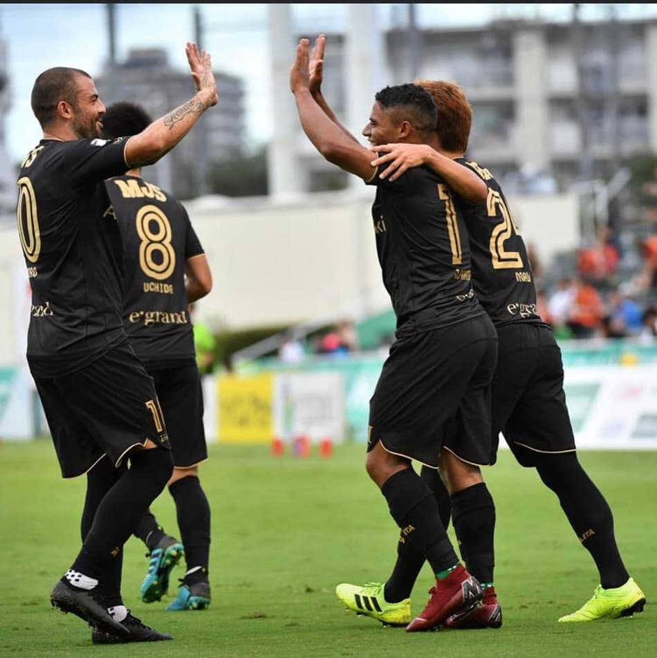 Destaques do Tokyo Verdy, dupla brasileira brilha no Japão