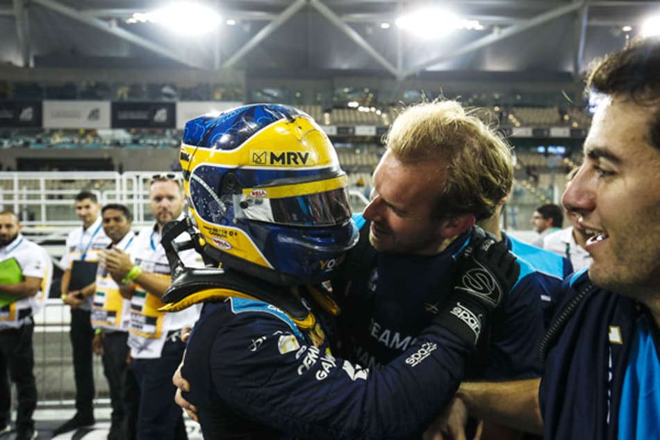 Sérgio Sette garante superlicença para F1; brasileiro larga da pole e vence em Abu Dhabi