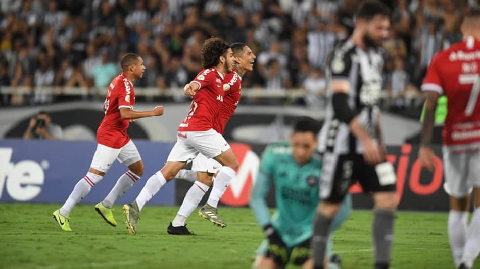 Botafogo começa bem, cansa e vê erro ser determinante para derrota