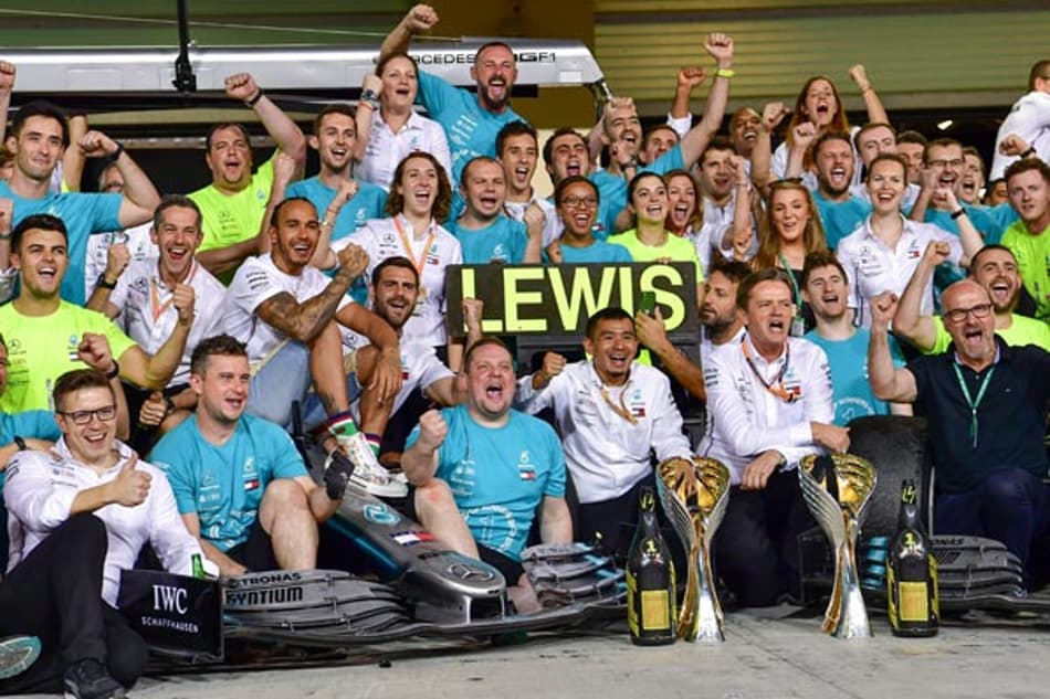 Hamilton elogia Mercedes por continuar elevando a “barra de nível” na F1
