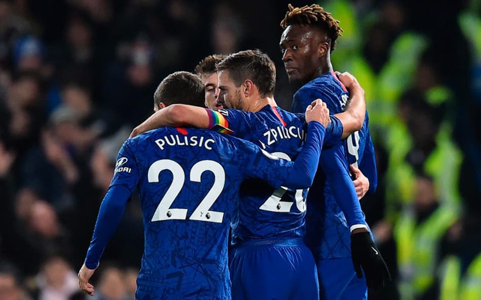 Abraham marca, e Chelsea vence Aston Villa em jogo tenso pelo Inglês