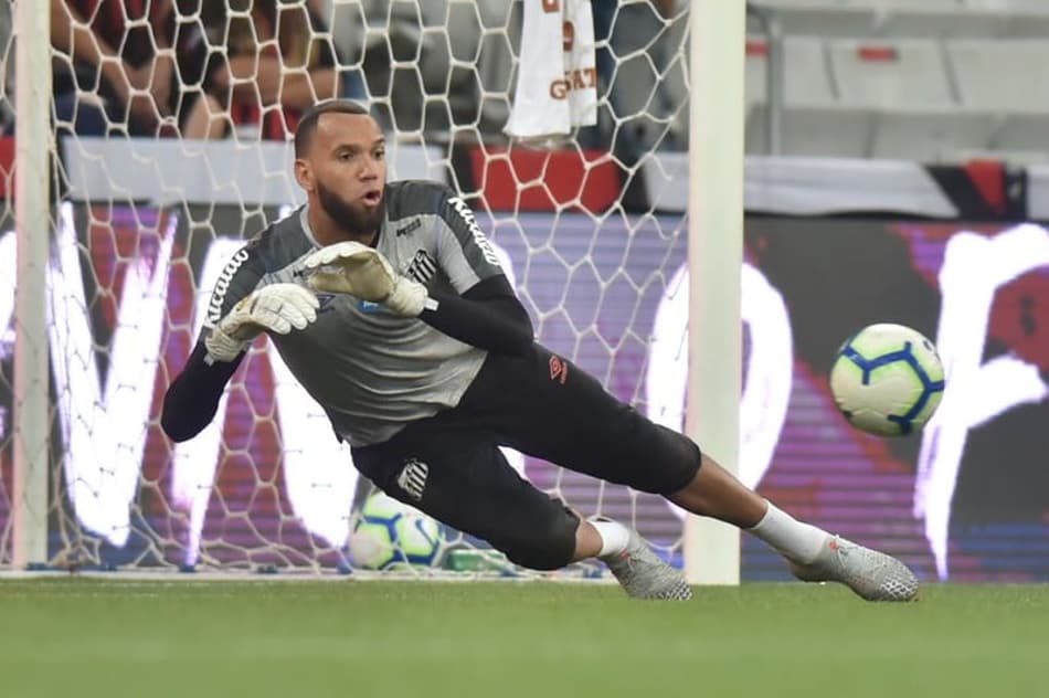 Everson e Evandro desfalcam treino e viram dúvida do Santos contra Fla