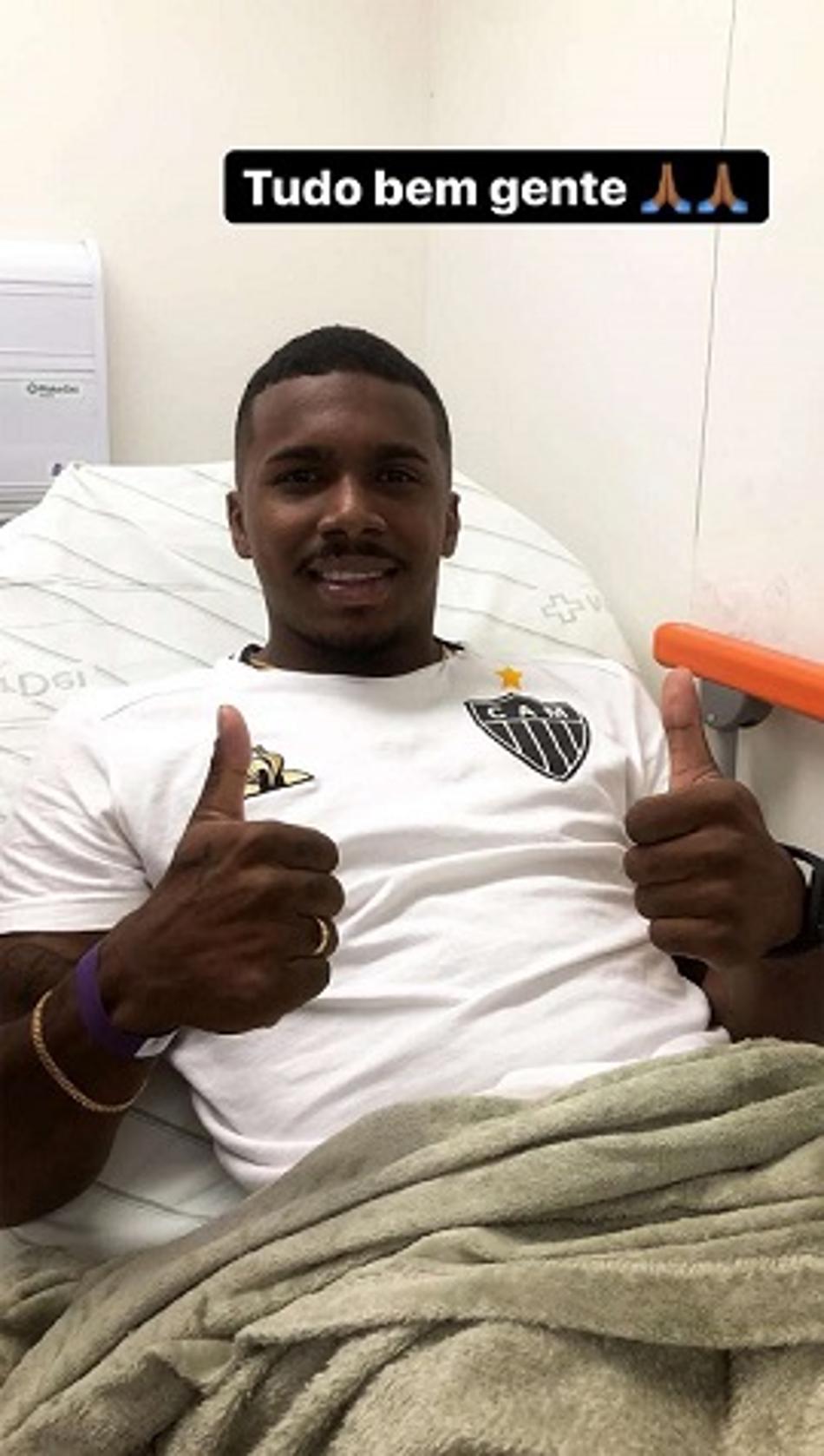 Após pancada na cabeça durante o jogo com o Fogão, Marquinhos posta foto no hospital e passa bem
