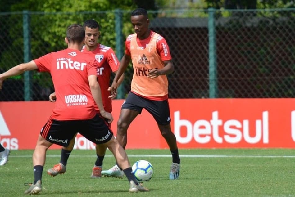 São Paulo encerra preparação para a última rodada com garotos de Cotia