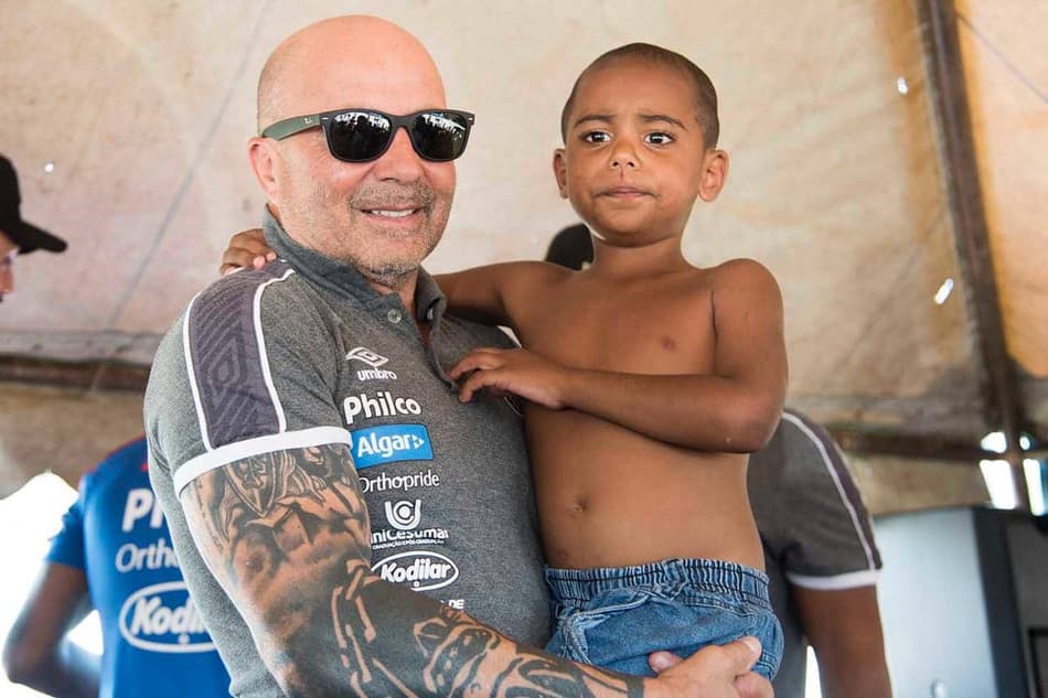 Sampaoli e mais 2 atletas do Santos participam de ação beneficente