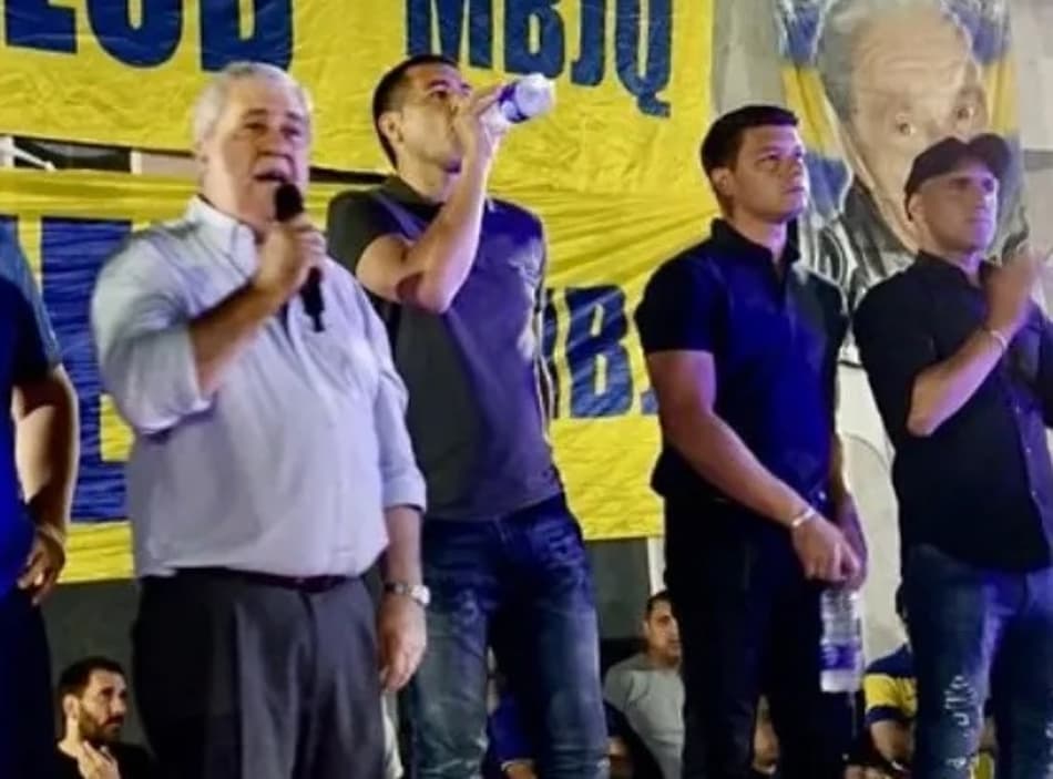 Presidente do Boca Juniors celebra título da Superliga Argentina