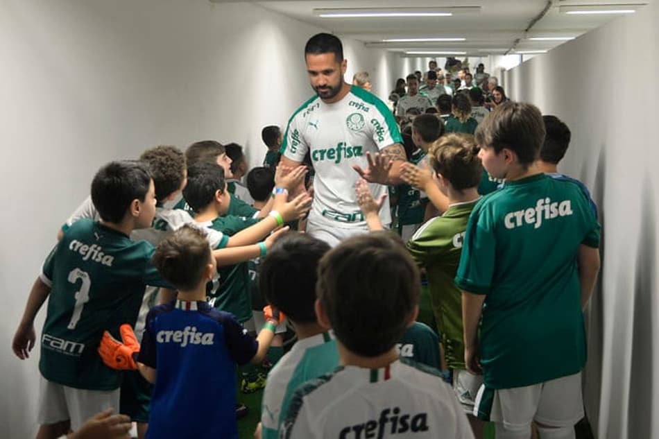 Posts sugerem saída de Luan do Palmeiras, mas zagueiro nega