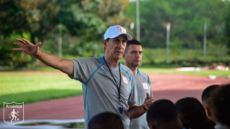 Rival do Fla se aproxima de acerto com técnico brasileiro