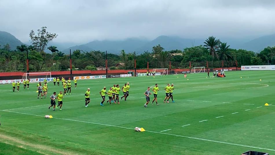 Com grupo completo, Flamengo se reapresenta a dois dias de ir para Doha