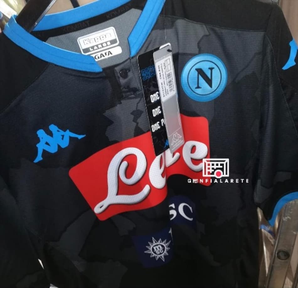 Novo uniforme 4 do Napoli tem fotos vazadas por site; confira imagens