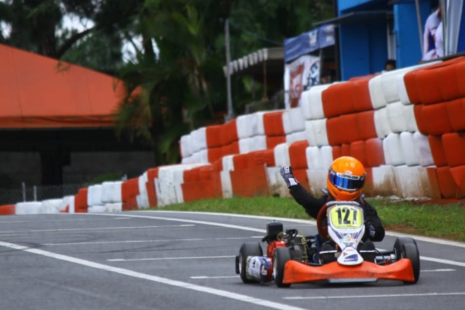 Jovens pilotos entre 8 e 11 anos correm preliminar das 500 Milhas de Kart