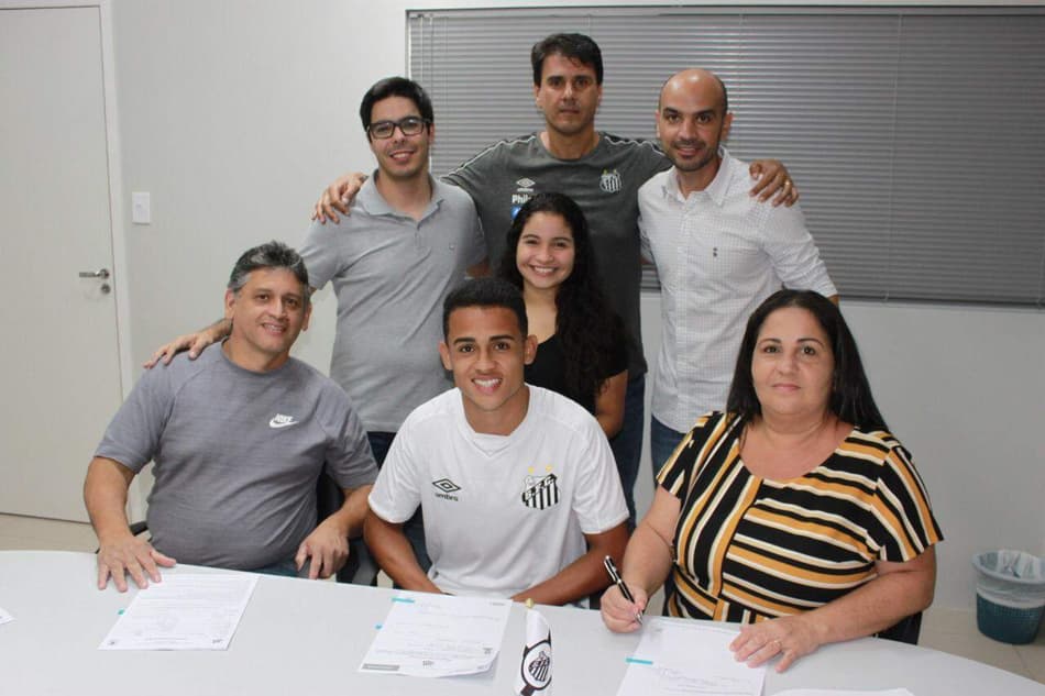 Santos firma contrato profissional com Fernandinho, joia do sub-17