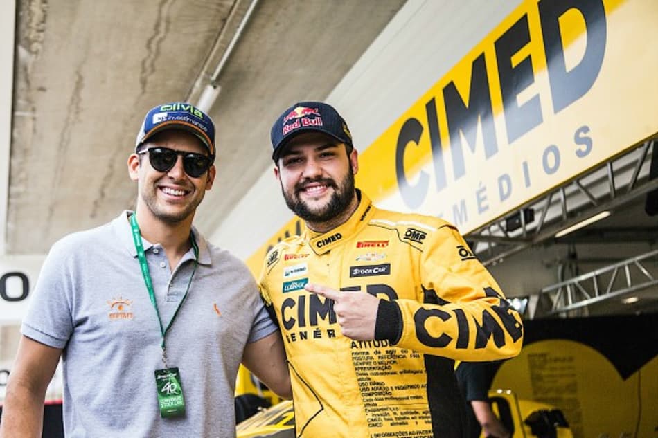 Vencedor do Rally dos Sertões, Lucas Moraes visita Stock Car e é recebido por campeões nos boxes