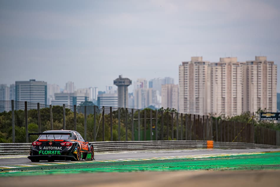 Nelsinho Piquet sofre danos na suspensão após acidente e abandona corrida em Interlagos