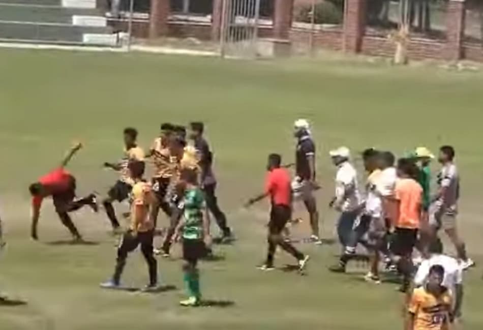 Em jogo da base na Bolívia, jogadores agridem o árbitro da partida