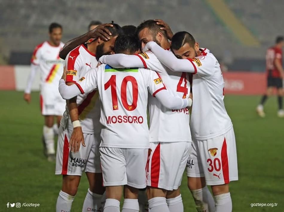 Experiente meia brasileiro marca pela primeira vez em novo time na Turquia