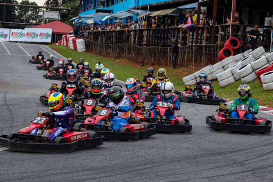 Famosos e infuencers se divertem no Kart dos Artistas nas 500 Milhas