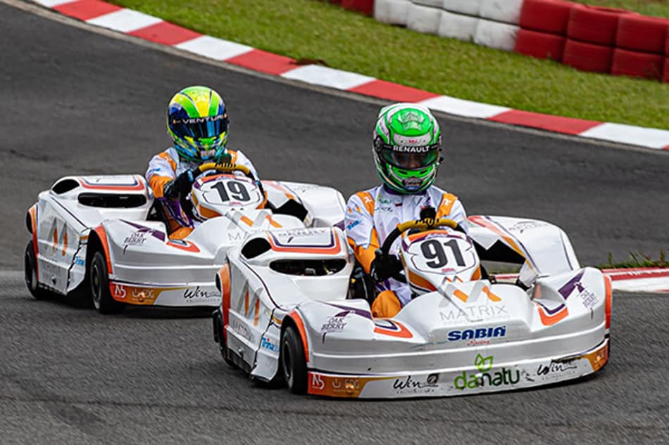 Collet celebra pódio nas 500 Milhas de Kart da Granja Viana ao lado de Massa e Di Grassi