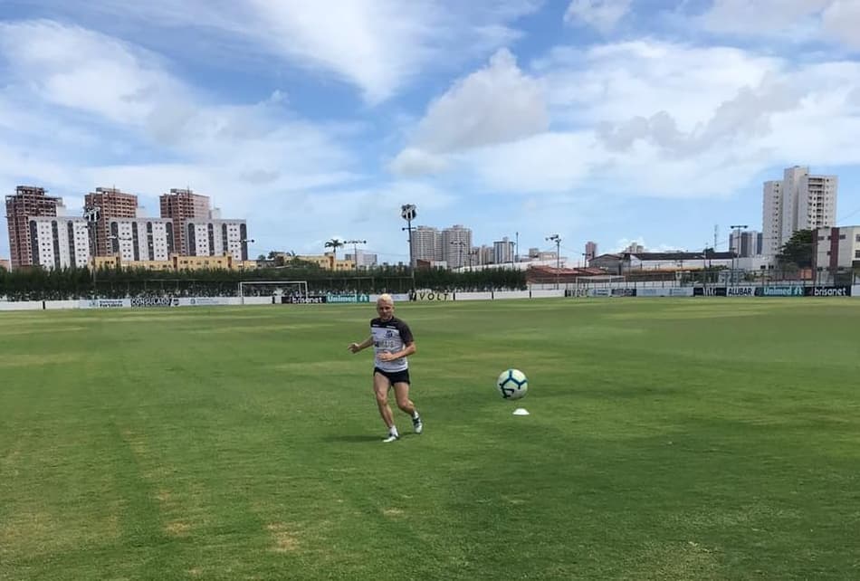 Ganhando ‘presente antecipado’, Alex Amado volta a trabalhar com bola no Ceará