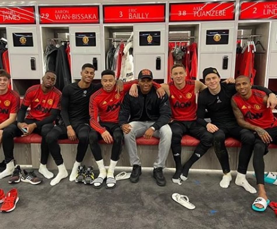 Antonio Valencia visita os ex-companheiros de Manchester United