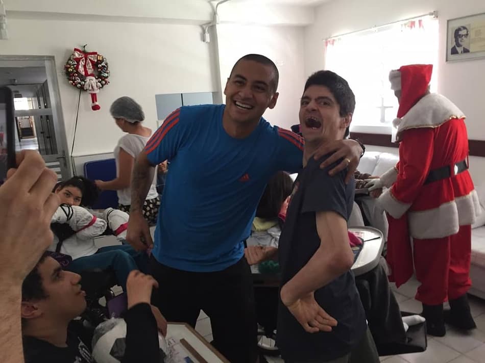 Wellington Paulista vira Papai Noel em Natal Solidário