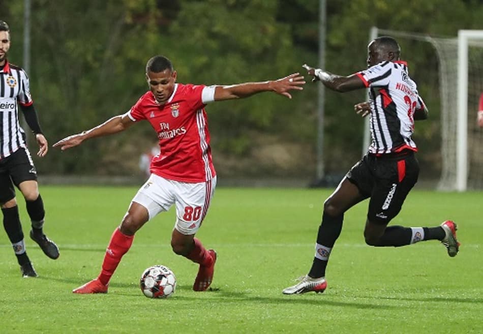 Ex-base do Fla se recupera de lesão e se destaca com a camisa do Benfica B
