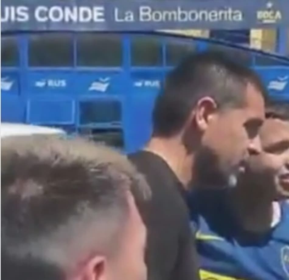 Atual vice-presidente do Boca, Riquelme tem recepção calorosa na La Bombonera; Assista