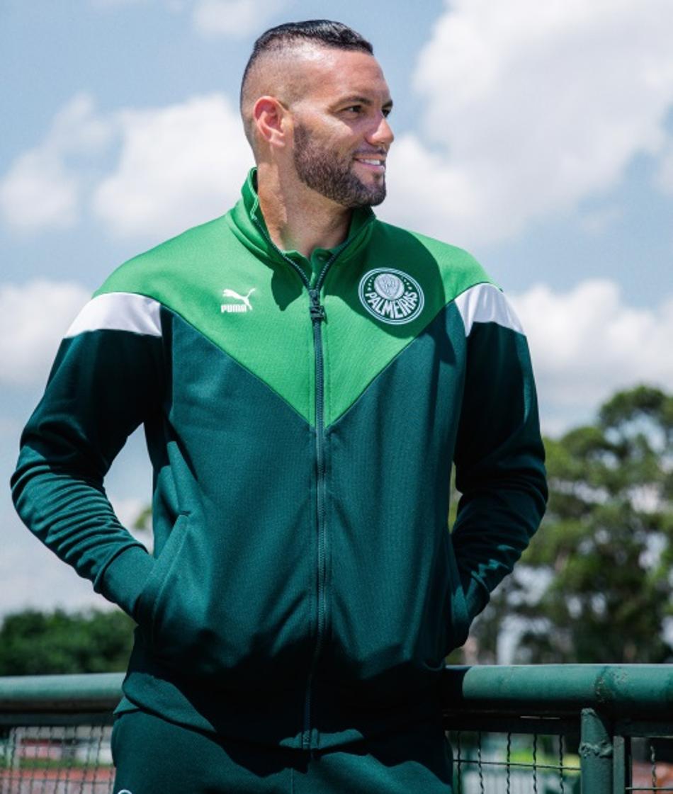 Palmeiras recebe linha de uniformes de treino e viagem para 2020; veja fotos