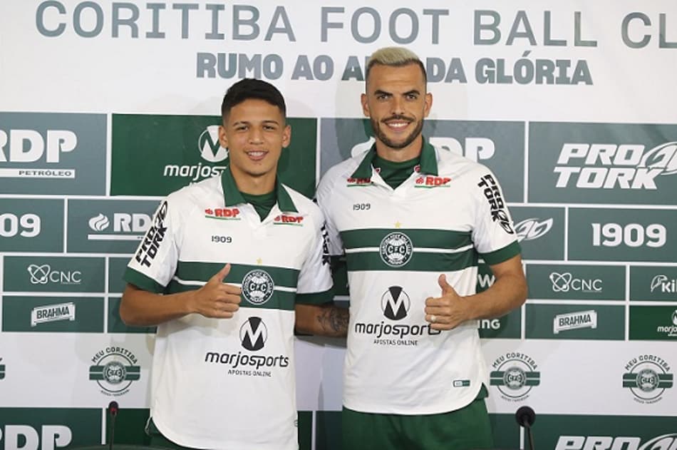 Zaga forte: Caetano e Rhodolfo são apresentados no Coritiba
