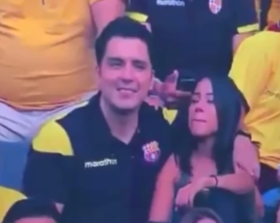 Torcedor é flagrado em possível traição no estádio e viraliza