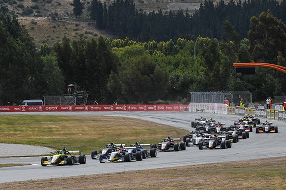 Após pole, volta mais rápida e "vitória", Collet é penalizado e amarga fim de semana complicado na Toyota Racing