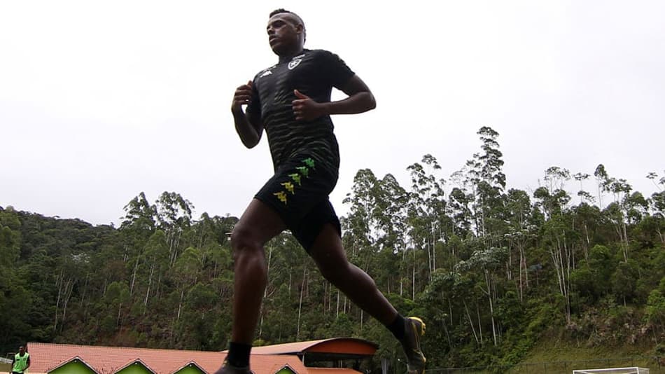 A sina de Marcos Vinícius: meia só faz uma atividade com o grupo do Botafogo na pré-temporada