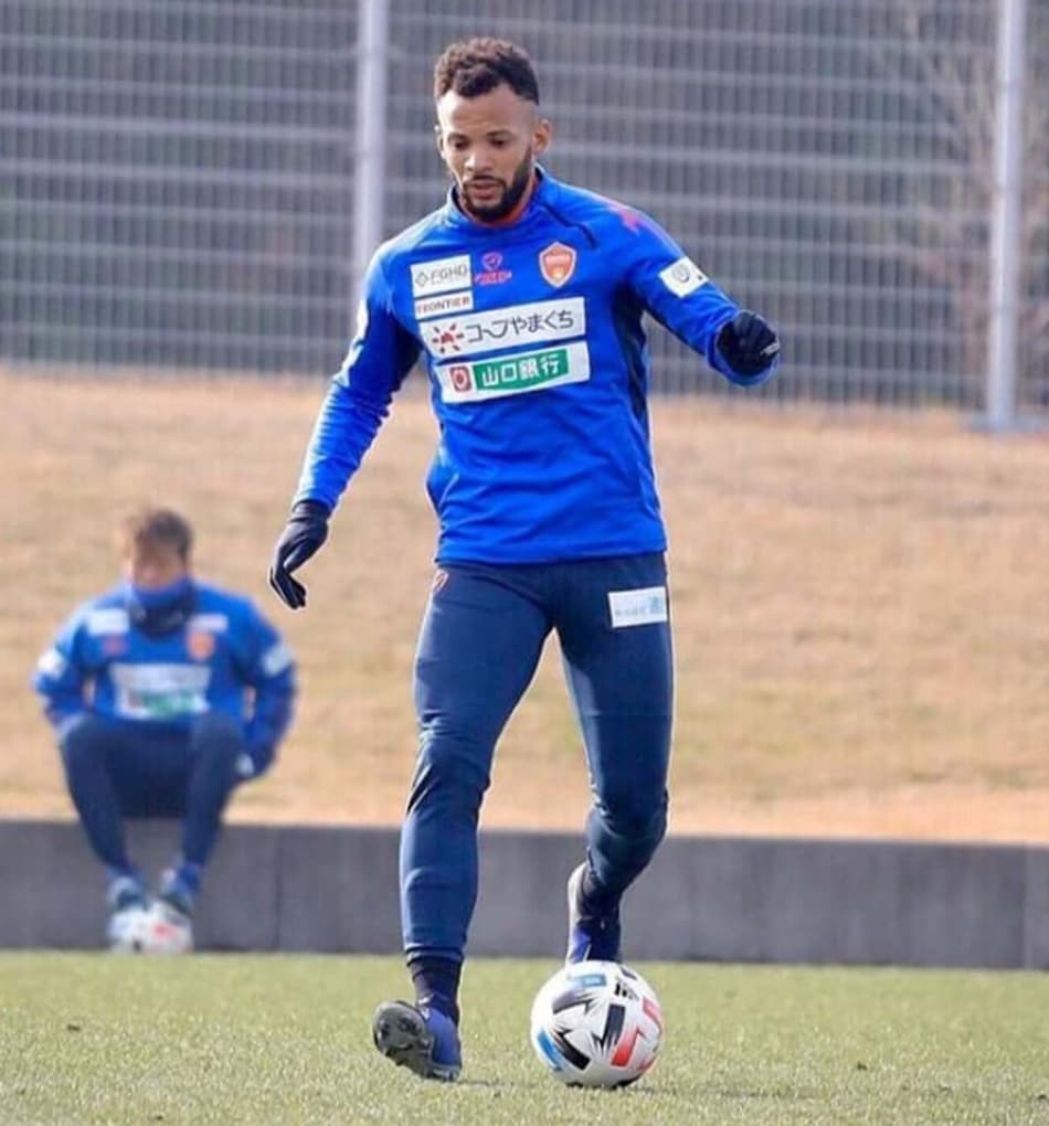 Após oito meses afastado por lesão, zagueiro Renan volta aos gramados