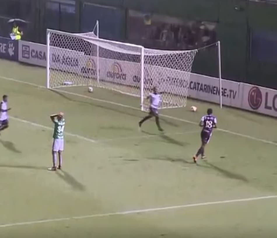 Juventus afunda Chape na crise e assume a liderança do Catarinense
