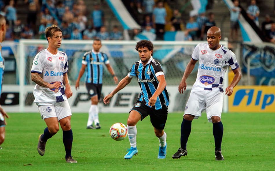 Grêmio melhora na segunda etapa para virar contra o São José na Arena