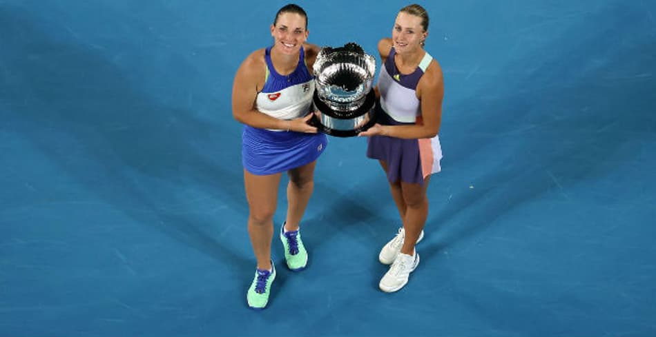 Kiki Mladenovic e Timea Babos com o troféu do Australian Open 2020