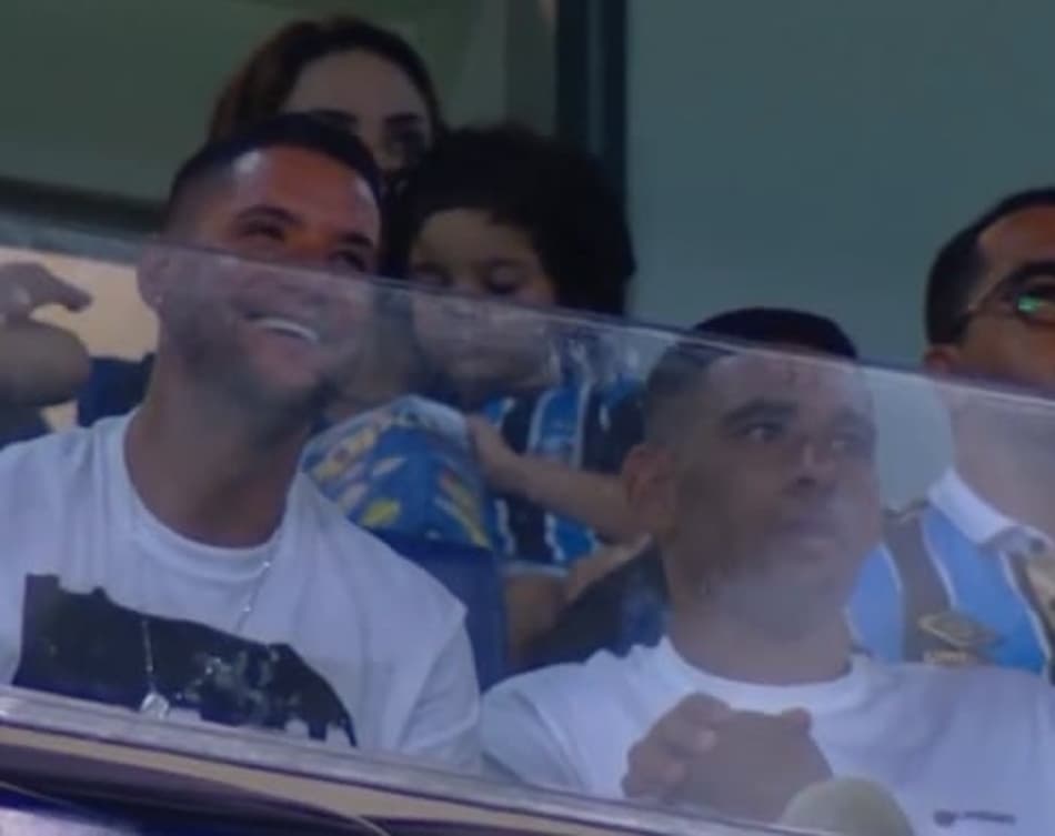 Thiago Neves e Diego Souza acompanham vitória do Grêmio
