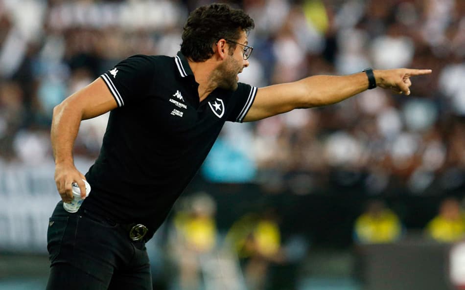 Inspiração de Caio Alexandre salva tarde de desperdício coletivo do Botafogo