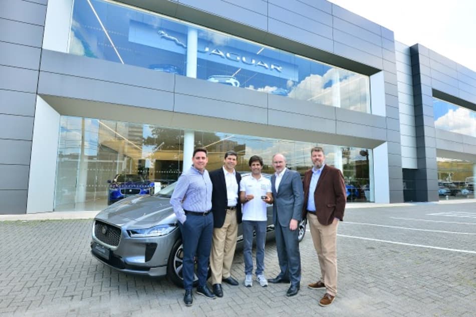 Sérgio Jimenez recebe Jaguar I-PACE como prêmio por título de campeão do mundo no eTROPHY